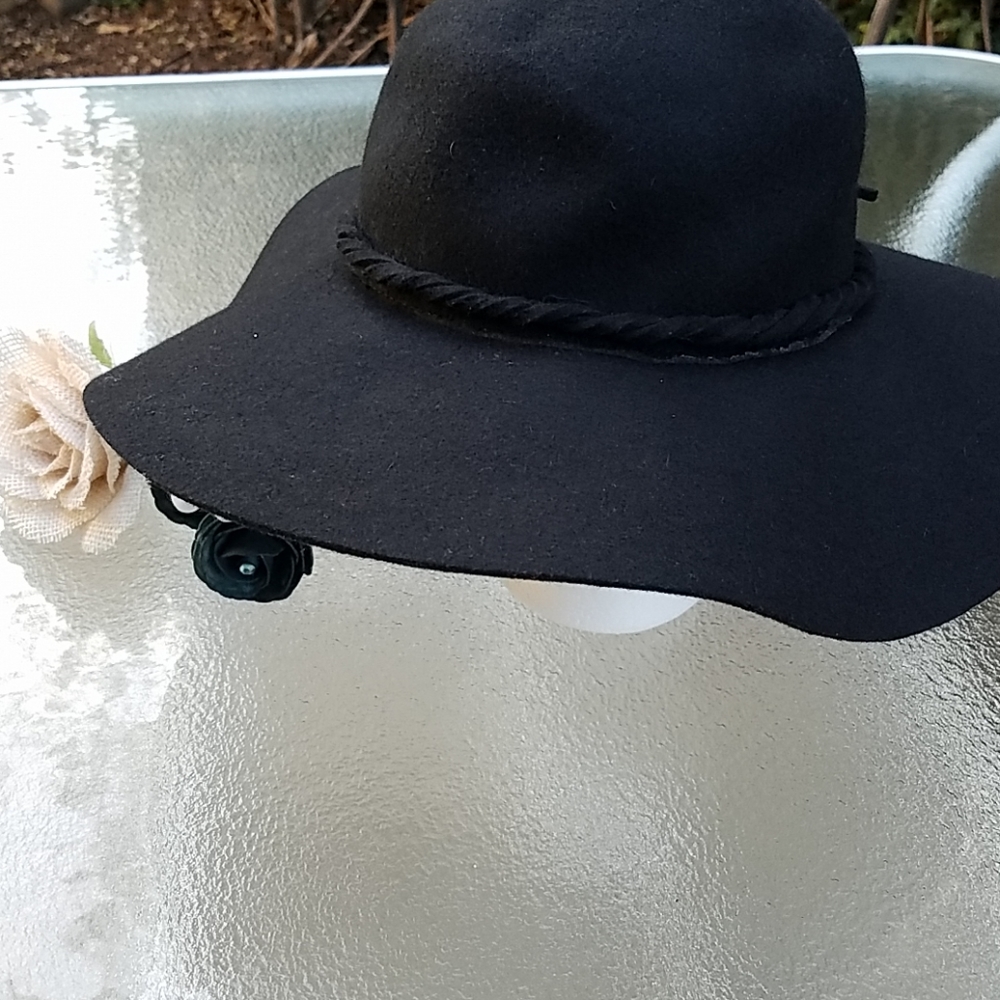 Black floppy felt hat.